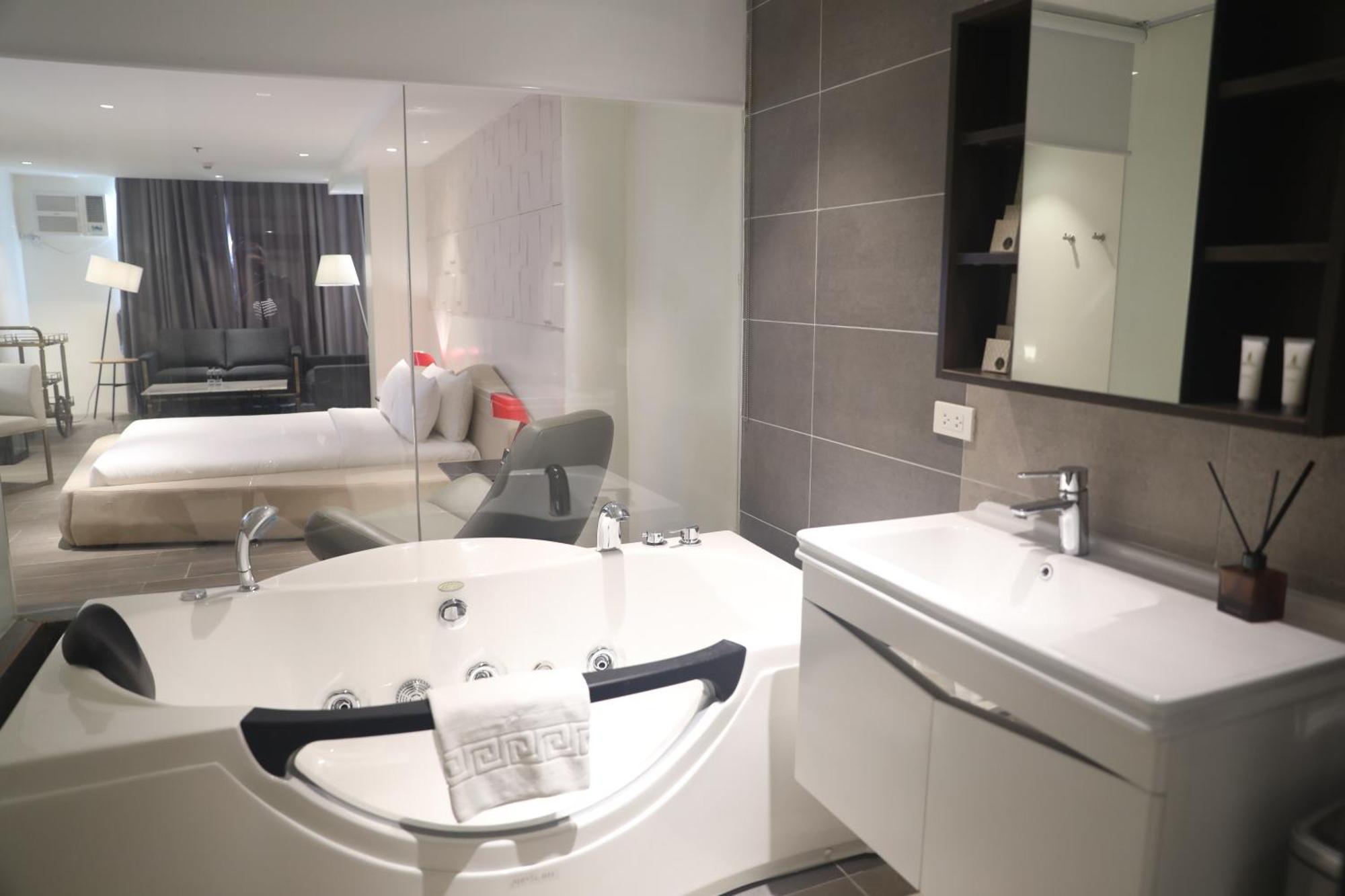 City Park Hotel Residences Тагуиг Екстериор снимка