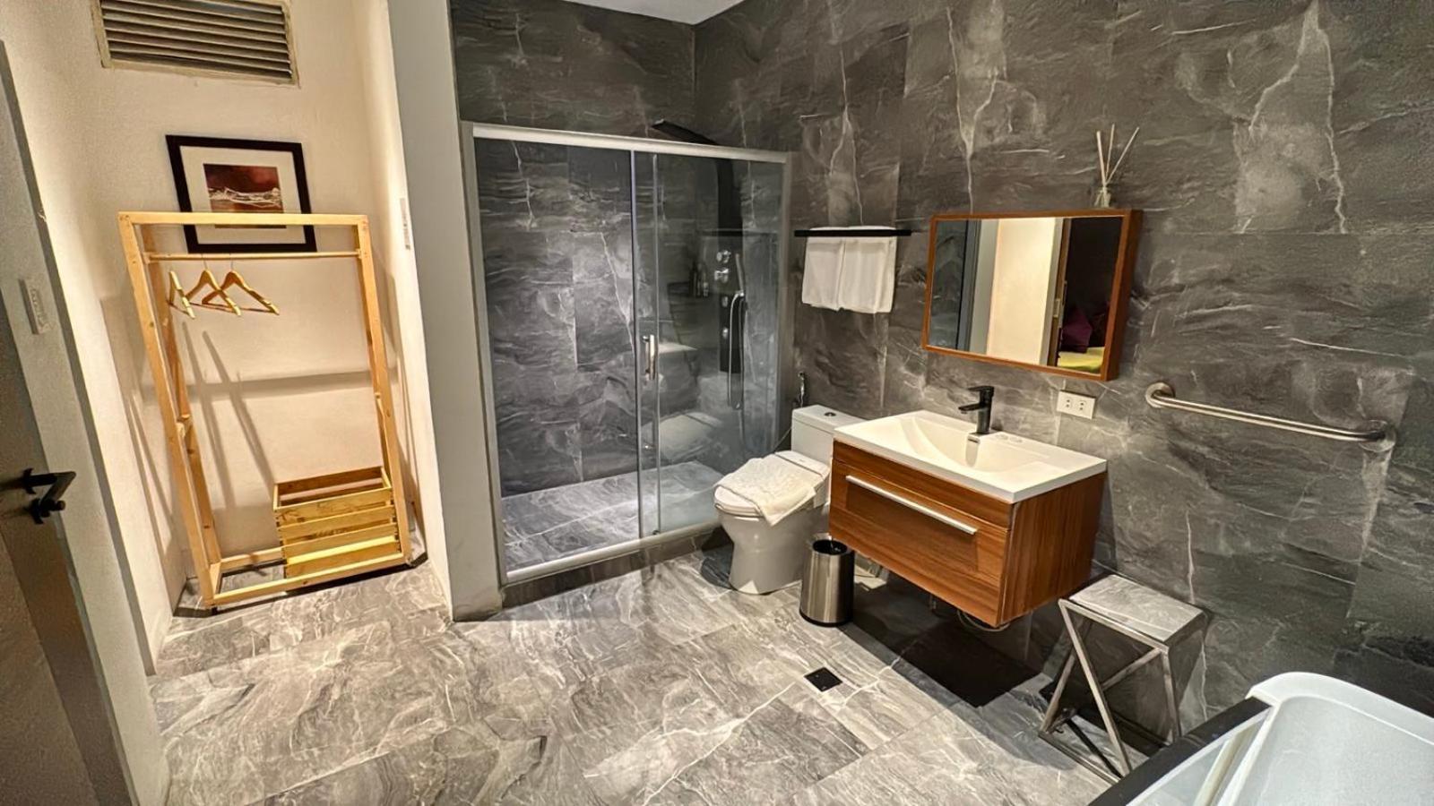 City Park Hotel Residences Тагуиг Екстериор снимка