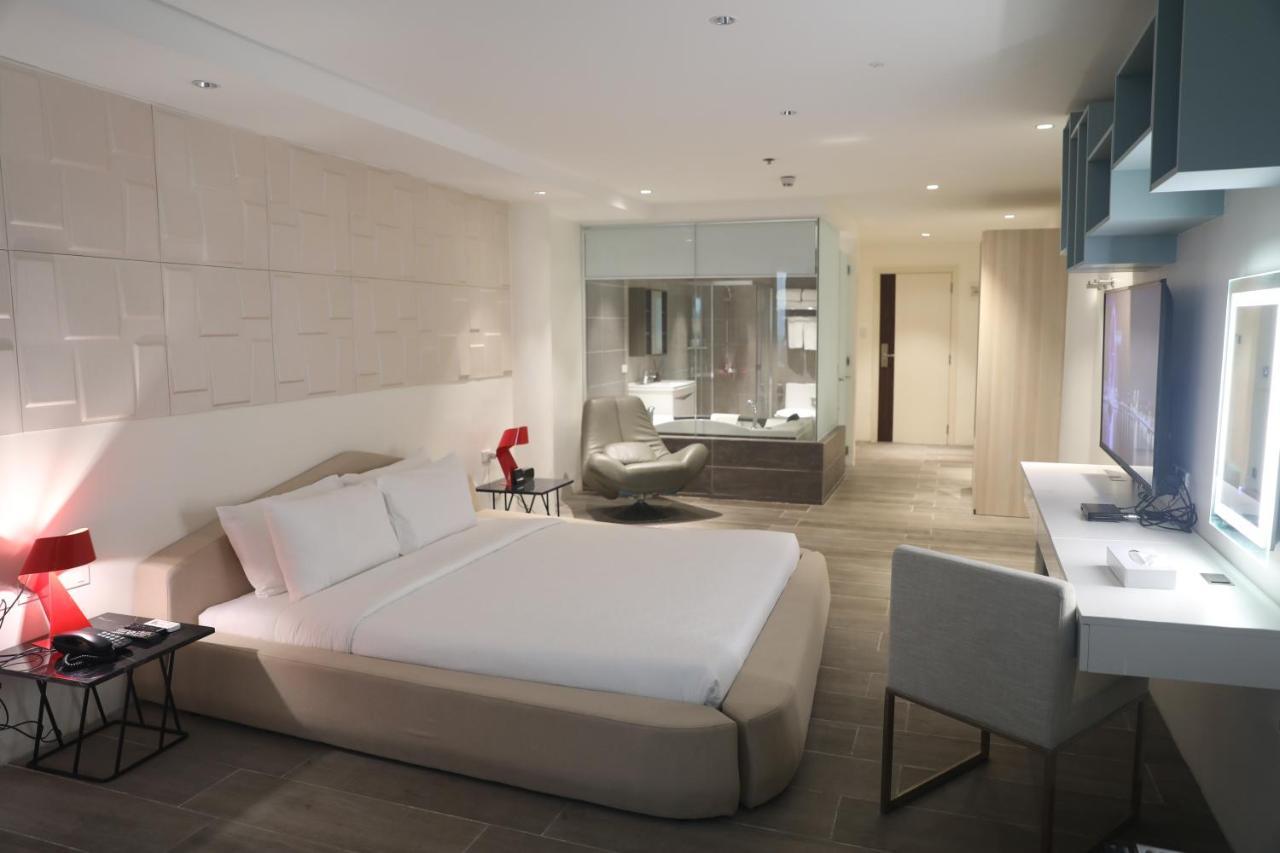 City Park Hotel Residences Тагуиг Екстериор снимка